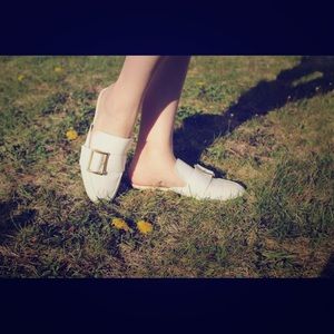 Karen white leather sandal with metal detail.